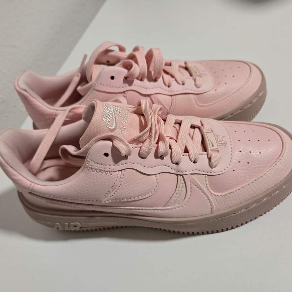 Nike Pink Low-Top Sneakers Classic Design - Picture 3 of 4